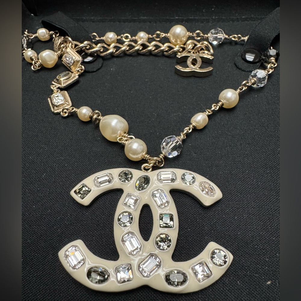 Rare Chanel necklace large CC logo pendant 2” - Picture 3 of 14